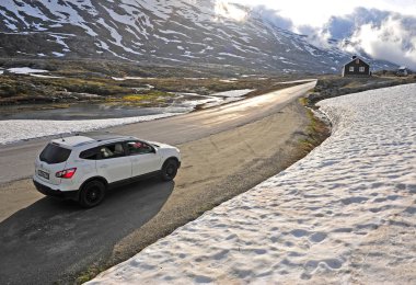 Norveç, Geiranger 'deki Kar Yolunda Otomobil