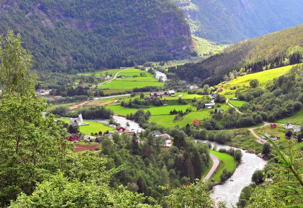 Vue de dessus de l'église dans la vallée verte avec rivière sinueuse — Photo