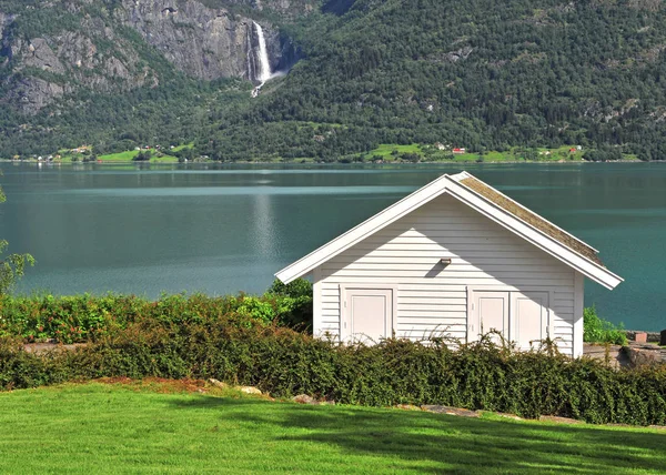 Traditioneel Scandinavisch houten huis aan het meer — Stockfoto