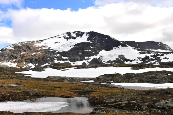 Montanhas nevadas com céu nublado, parque natural — Fotografia de Stock