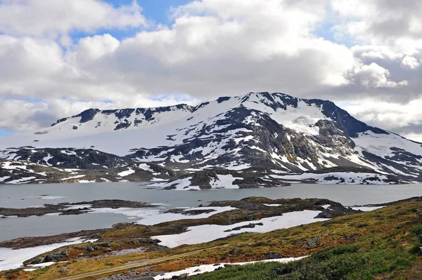 Vackert bergslandskap vid Snöig väg — Stockfoto