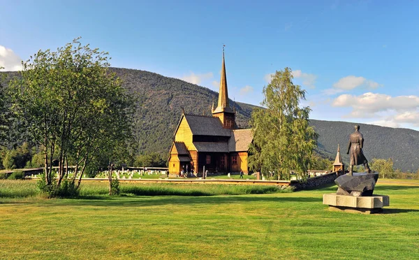 Wooden stave church and monument in Lom — Stock Photo, Image