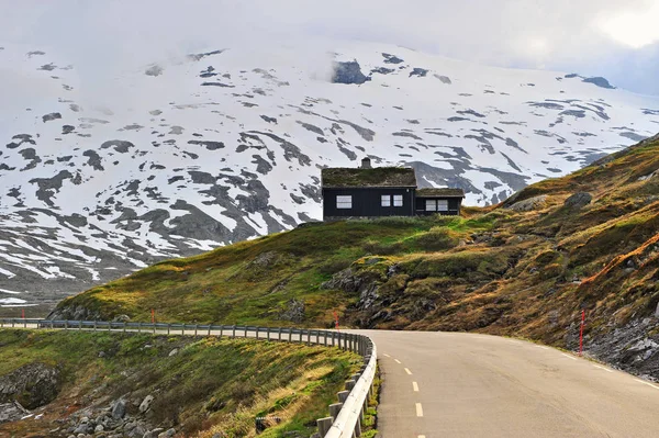 Célèbre route des neiges en Norvège avec maison en bois noir sous mountai — Photo