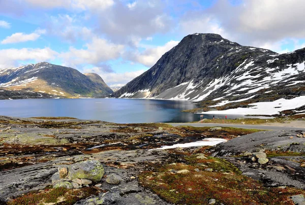 Nordiskt landskap med fjäll och sjövatten — Stockfoto