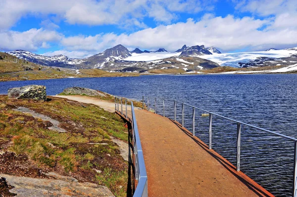 Malerische Landschaft mit See und Bergen — Stockfoto