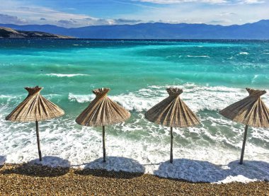 Krk adasındaki sahilin manzarası.