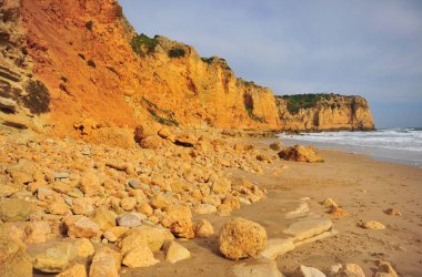 Atlantik Okyanusu 'ndaki Lagos tatil beldesindeki güzel kayalık sahil şeridi.