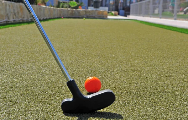 Mini golfe jogando cena, pronto para um jogo — Fotografia de Stock