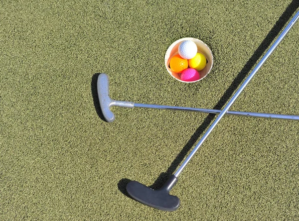 Mini golf için iki çubuk ve renkli çubuklar. — Stok fotoğraf