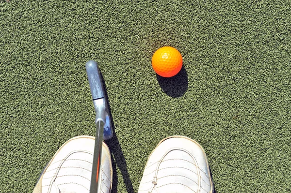 Top view of player's legs ready for play minigolf — 스톡 사진