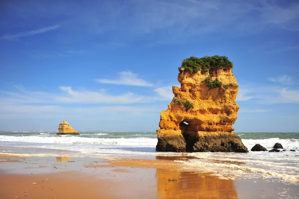 Beaux rochers sur la plage de Santa Ana à Lagos resort — Photo