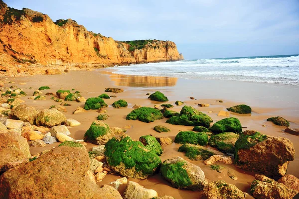 Pedras na praia de areia de Lagos — Fotografia de Stock