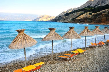 Baska tatil beldesindeki plajın gün batımı manzarası