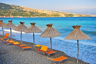 Gün batımında Krk adasının boş otlakları