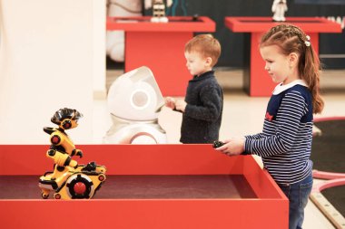 İnsanlar robotları kontrol eder. Robotik eğitimi. 