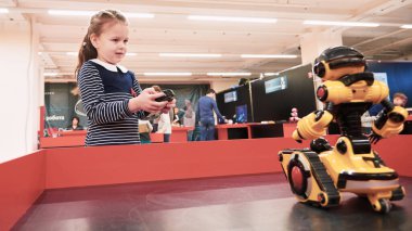 İnsanlar robotları kontrol eder. Robotik eğitimi. 