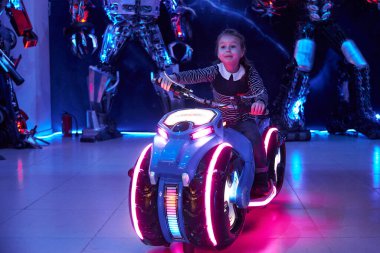İnsanlar robotları kontrol eder. Robotik eğitimi. 