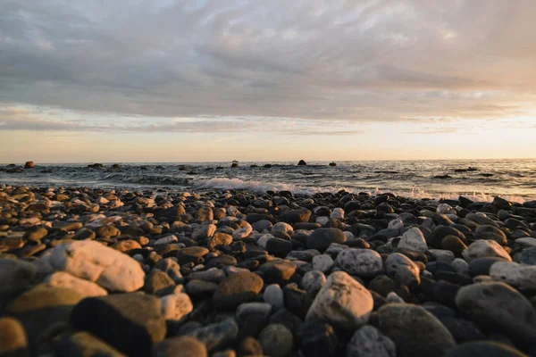Karadeniz 'de güzel bir gün batımı. Deniz sörfündeki kayalar.