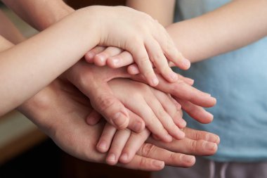 El ele tutuşan insanlar, yakın çekim. Birlik kavramı