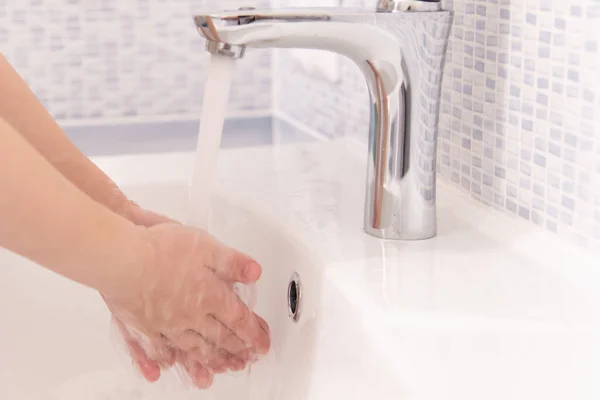 Lavage à la main.L'enfant se lave les mains après une promenade Images De Stock Libres De Droits