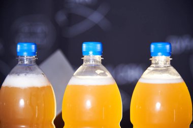 Bira şişelerin içinde, yakın plan. Uluslararası bira gününde bira barı. Evde demlenme. Bira dükkanları.