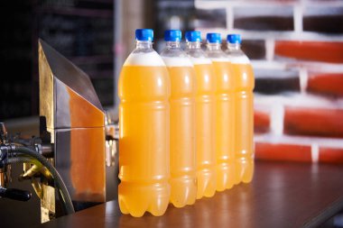 Bira şişelerin içinde, yakın plan. Uluslararası bira gününde bira barı. Evde demlenme. Bira dükkanları.