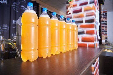 Bira şişelerin içinde, yakın plan. Uluslararası bira gününde bira barı. Evde demlenme. Bira dükkanları.