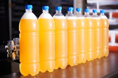 Bira şişelerin içinde, yakın plan. Uluslararası bira gününde bira barı. Evde demlenme. Bira dükkanları.