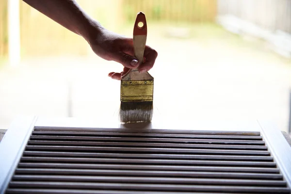 Una mano di donne con un pennello. Tende di pittura. Progettazione, riparazione, costruzione, hobby con vernici. Lavorare con un albero — Foto Stock