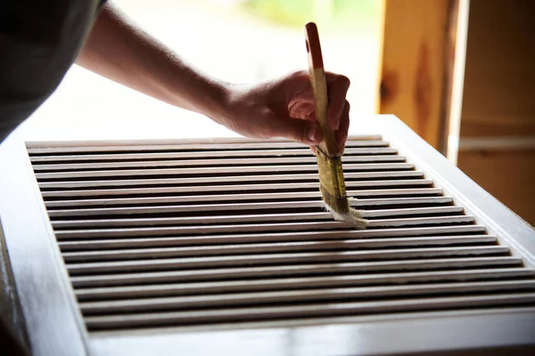 Una mano di donne con un pennello. Tende di pittura. Progettazione, riparazione, costruzione, hobby con vernici. Lavorare con un albero — Foto Stock