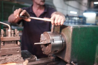 Dükkandaki çilingir. Çilingir üretimi için ekipman