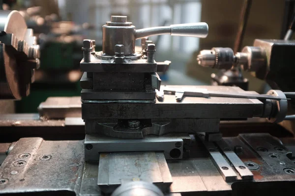 Dükkandaki çilingir. Çilingir üretimi için ekipman