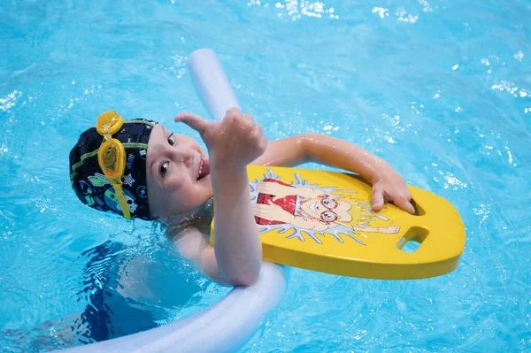 Mały chłopiec pływanie w basenie.Lekcje wimming dla najmłodszych — Zdjęcie stockowe