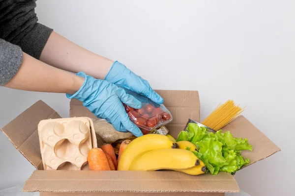 Caja Con Comida Para Entrega Sobre Fondo Blanco Una Mano — Foto de Stock