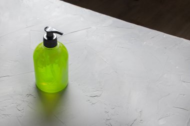 Telif alanı olan beyaz arkaplanda izole edilmiş yeşil sabun şişesinin kapatılması.