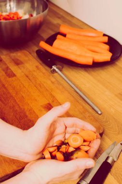 Adamın elleri tahtadan arta kalan havuçları topluyor. Eski, eski, eski tarz