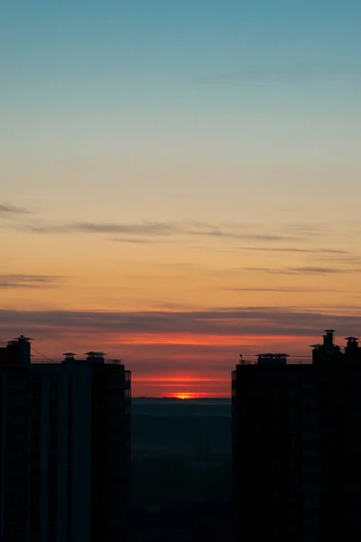 Silhouetten Van Hoogbouw Tegen Achtergrond Van Rijzende Zon Gradiënt Lucht — Stockfoto