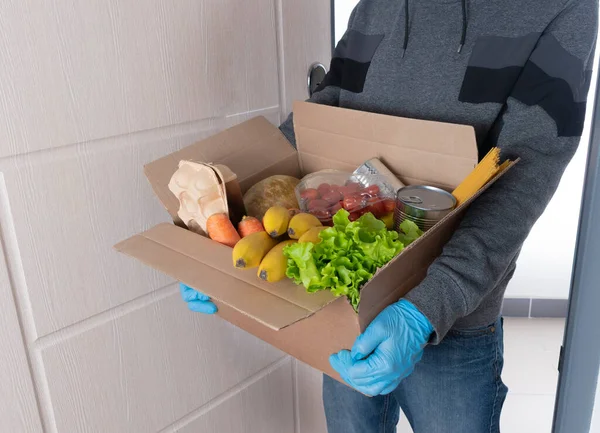 Mensajero Con Guantes Protectores Azules Entrega Una Caja Comida Concepto — Foto de Stock