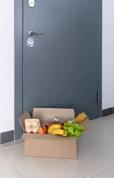 Una Caja Comida Puerta Comida Domicilio Ayuda Los Vecinos Entrega — Foto de Stock