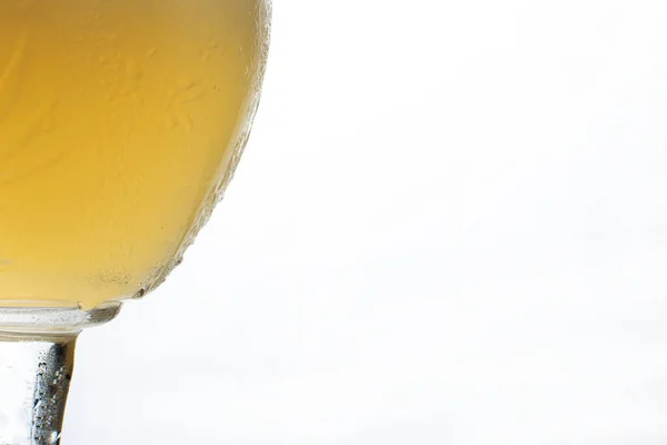 Část Pivního Skla Kapkami Izolovanými Bílém Pozadí — Stock fotografie