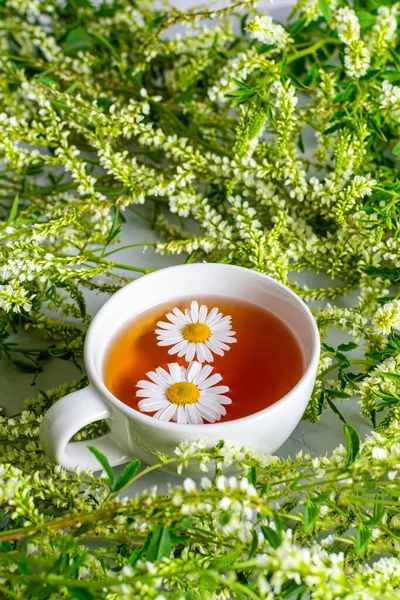 Uma Xícara Chá Camomila Perfumado Fundo Decorado Com Flores Silvestres — Fotografia de Stock