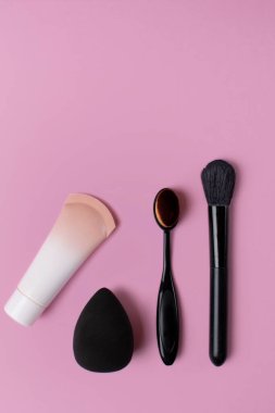 Pembe arka planda kozmetik ve aksesuarlar. düz yat