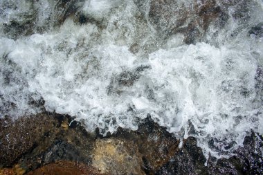 Fırtına sırasında okyanus dalgaları. Su kıyıda ileri ve kaynıyor, doğanın gücü ve çarpıcı toz mavi akuamarin. .