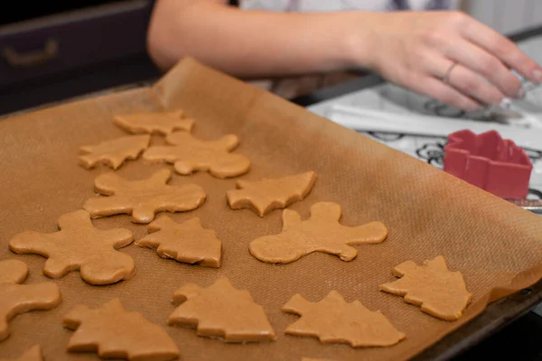 Roher Teig Form Von Lebkuchen Von Weihnachtsbäumen Und Männchen Liegen — Stockfoto