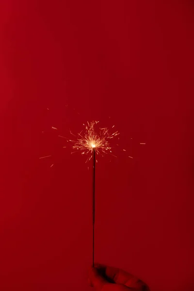 Sparkler Czerwonym Tle Krótka Prędkość Migawki Małe Iskry Rozpraszają Się — Zdjęcie stockowe