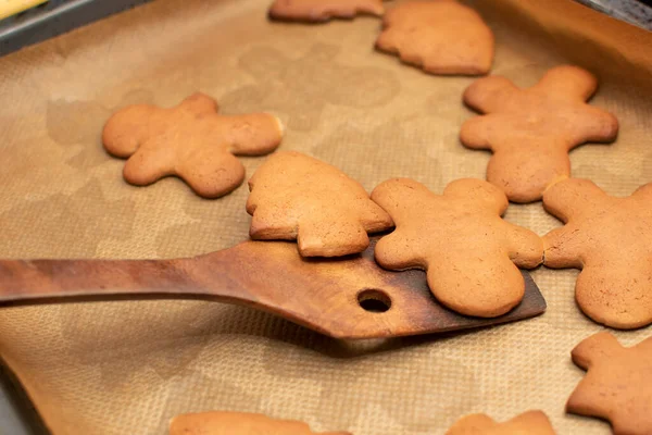 Heiße Weihnachtsplätzchen Werden Mit Einem Kleinen Holzspachtel Von Einem Backblech — Stockfoto