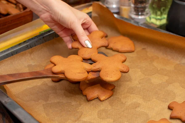 Heiße Weihnachtsplätzchen Werden Mit Einem Kleinen Holzspachtel Von Einem Backblech — Stockfoto