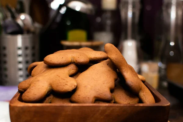 Das Fertige Ingwer Weihnachtsgebäck Liegt Einer Holzschale Nahaufnahme Selektiver Fokus — Stockfoto