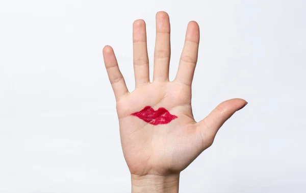 Lábios Vermelhos Desenhados Palma Mão Feminina Isolado — Fotografia de Stock