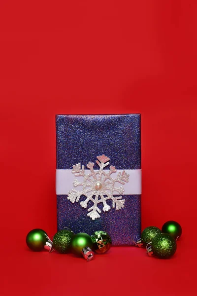 Blauw Cadeau Een Rode Achtergrond Rond Het Geschenk Zijn Verspreid — Stockfoto